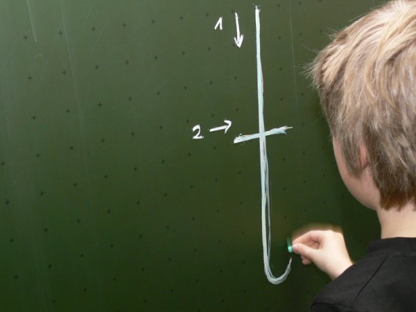 Buchstabe an der Tafel nachspuren