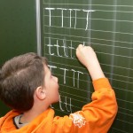 Random image: Buchstabe in die Lineatur an der Tafel schreiben