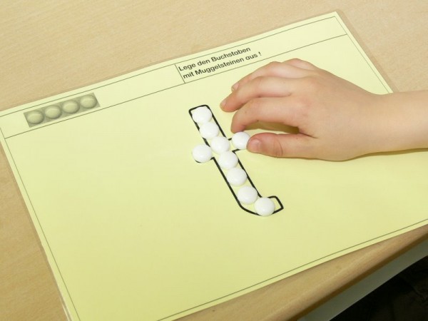Buchstaben mit Muggelsteinen
