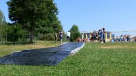 Unser Hausmeister Herr Geyer und Herr Oeckl aus der Oberstufe haben zusammen mit einigen Schülern der 9. Klasse eine Wasserrutsche aus Teichfolie auf der Wiese im Pausenhof gebaut. Die Teichfolie...