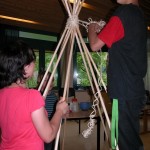 06 Der Bau des Tipis mit Schülern der Offenen Ganztagsschule
