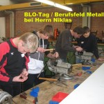 Die 8. Klasse beim Praktikum zum Berufsfeld Metall in der Berufsschule