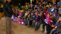 Heute fand das Bustraining für die ersten Klassen statt. Herr Gräml vermittelte den Schüler, was beim Anstellen, Einsteigen, Sitzen und Austeigen alles zu beachten ist.