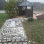 Berufsorientierung am SFZ in Kooperation mit der Gartenbaufirma L&G Der Fühlpfad auf dem Pausenhof war in die Jahre gekommen. Nach über 15 Jahren waren alle Holzelemente verrottet und loses Steinmaterial...