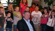Unser Schulleiter wird 60 Unser Schulleiter hat Geburtstag. Aber nicht irgendeinen Geburtstag, nein 60 Jahre wird er alt. Hier einige Impressionen aus dem vielseitigen Programm in der Aula unserer Schule.
