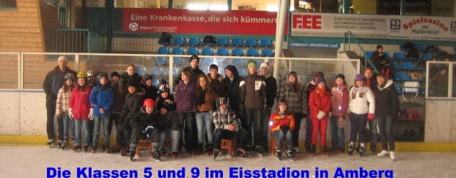 Die Klassen 5 und 9 besuchten das Eisstadion in Amberg.