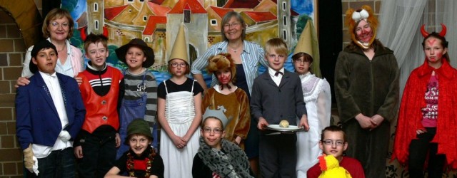 Die Klasse 3/4 von Frau Hoffmann führte mit Unterstützung von Frau Gnahn im Rahmen der Lesewoche ein Theaterstück auf. Ein Bauernjunge zog in die weite Welt hinaus, um das Gruseln...