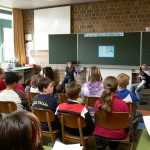 Im Rahmen der Lesewoche stellte die Klasse 2/3 von Frau Happatsch das Buch Tiefseedoktor Theodor von Leo Timmers vor. Der Tiefseedoktor hatte für jedes Meerestier ein offenes Ohr. Eine Qualle...
