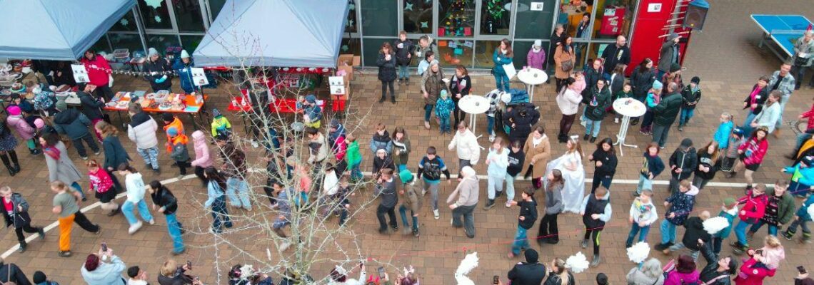 Sterngirlanden über den Pausenhof gespannt